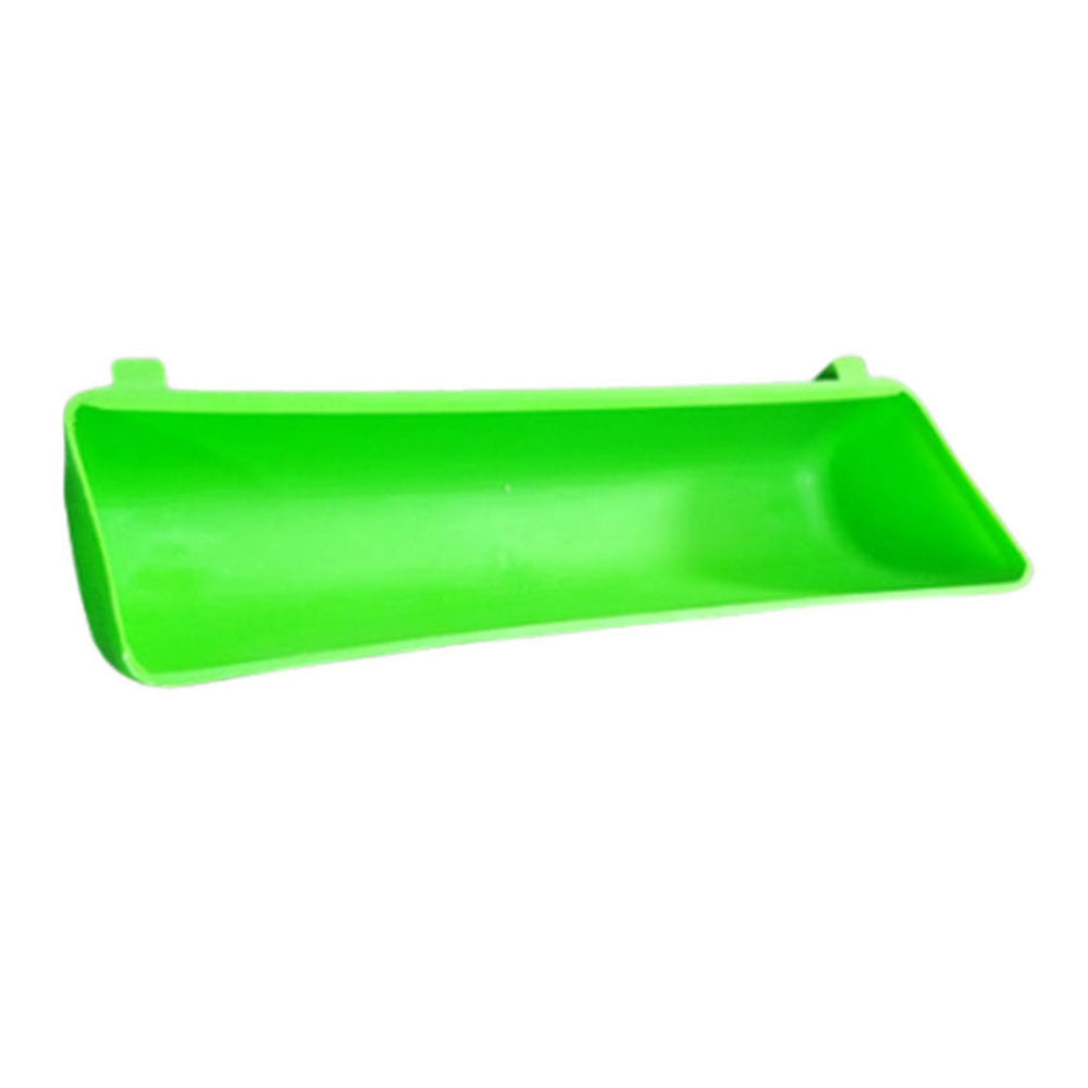 Groene plastic kippenvoertrog